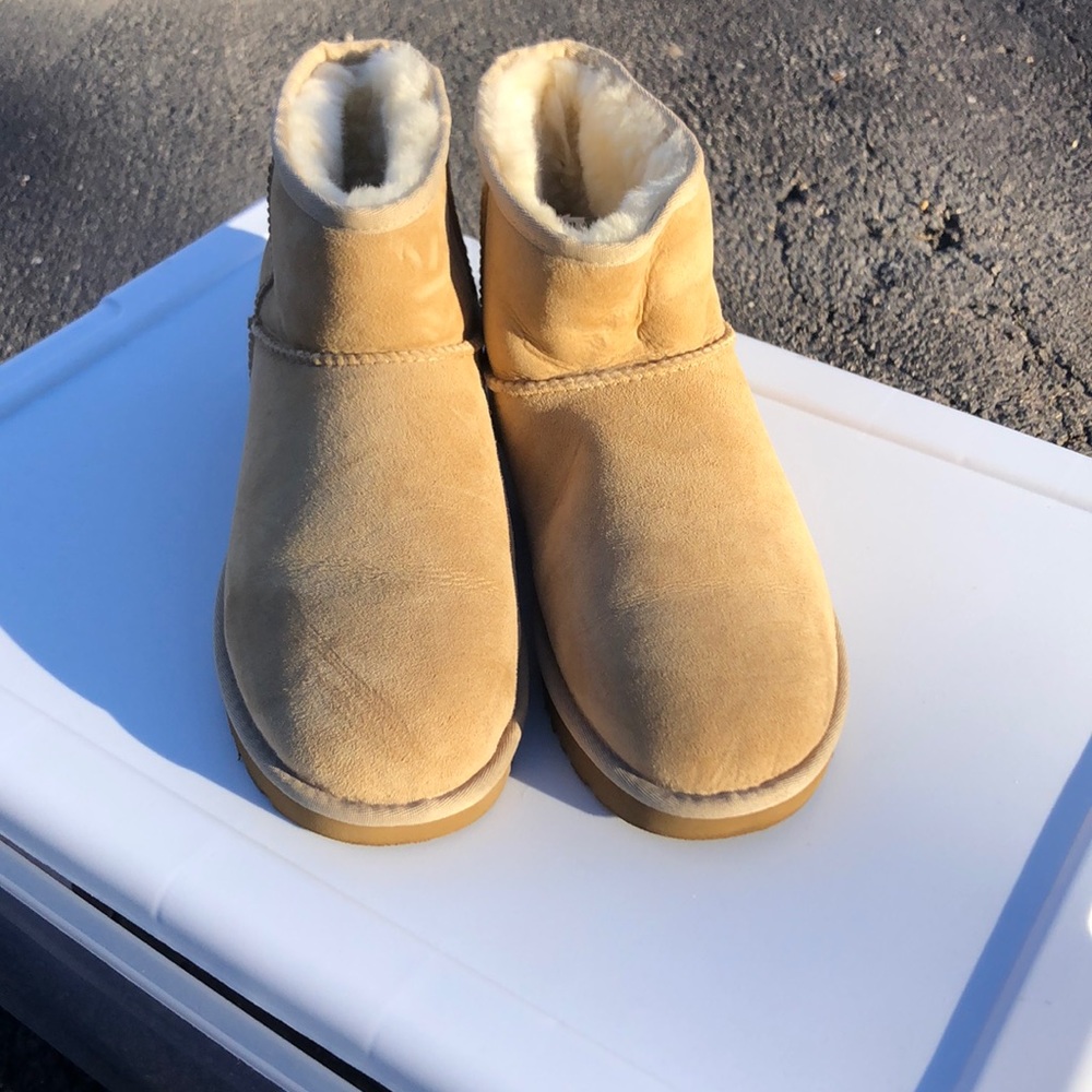Women’s mini Ugg’s
